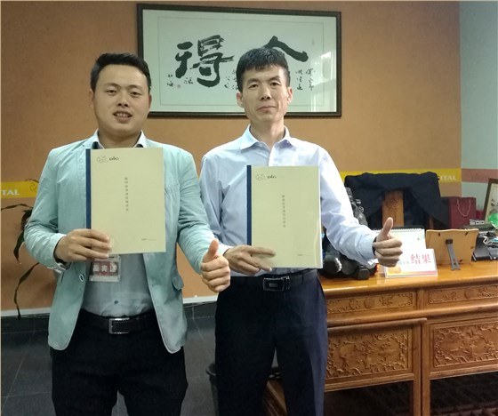 油漆涂料經銷商陳總（左）與數碼彩漆銷售總監蔣方海合影