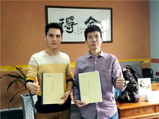 數碼彩瀏陽市油漆涂料代理商謝總與數碼彩漆銷售總監蔣方海合影