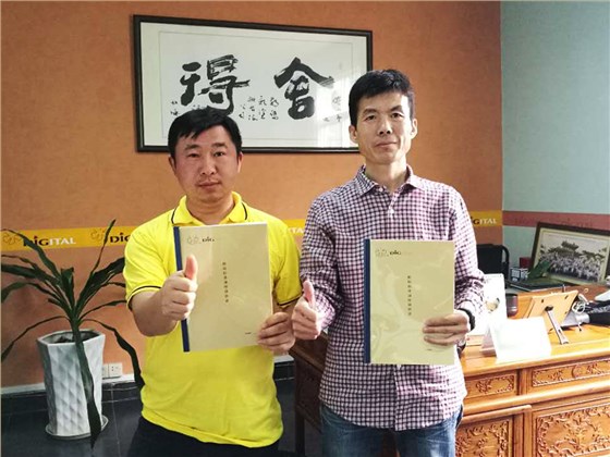 數碼彩冷水江市油漆涂料代理商羅總與數碼彩漆銷售總監蔣方海合影