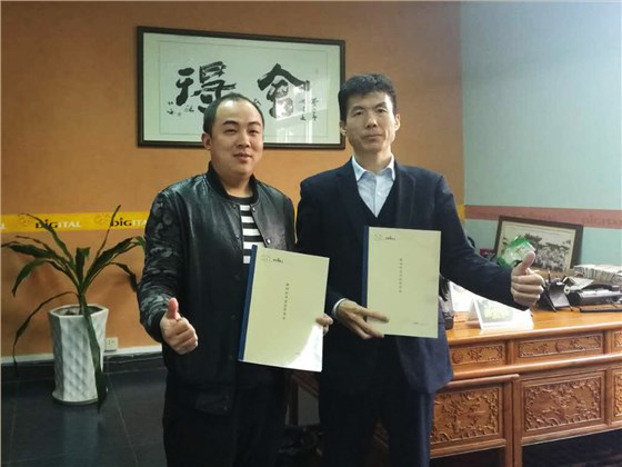 數碼彩武岡市油漆涂料代理商楊總與數碼彩漆銷售總監蔣方海合影