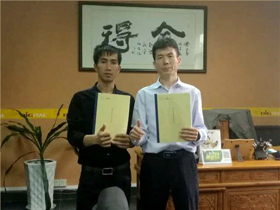 邢總與數碼彩銷售總監蔣方海簽約合影