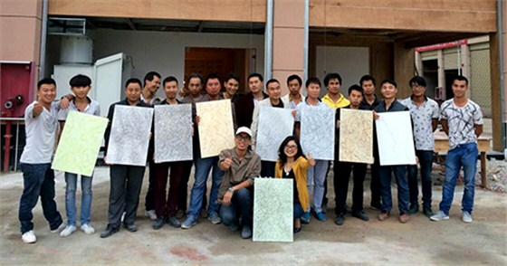 數碼彩安順總代理張福瓊女士在安順開展涂裝工藝培訓，與油工師傅合影留念