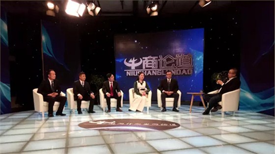 數碼彩涂料董事長陳兆良（右二）參與《牛商論道》錄制現場
