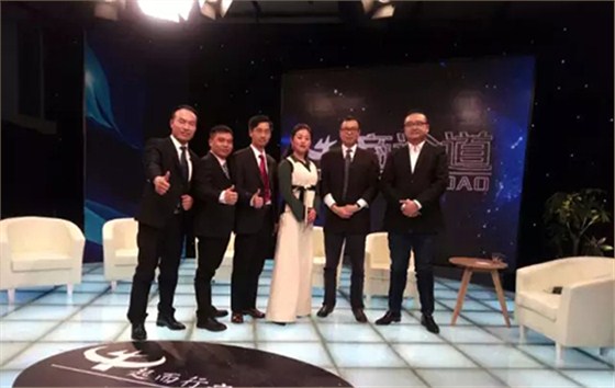 數碼彩涂料董事長陳兆良（右二）與《牛商論道》主持人朱軼及眾企業家合影