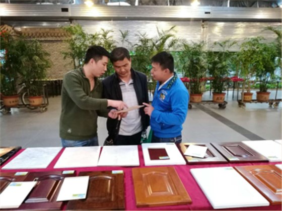 會議參會來賓現場鑒賞及交流數碼彩涂裝效果