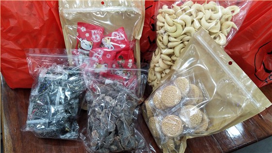 滿滿的零食，充滿著滿滿的愛。 在忙著戰(zhàn)斗的同時，不要忘記妳們原本的童真。