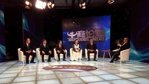 數碼彩涂料董事長陳兆良（右二）參與《牛商論道》錄制現場