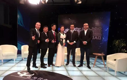 數碼彩涂料董事長陳兆良（右二）與《牛商論道》主持人朱軼及眾企業家合影