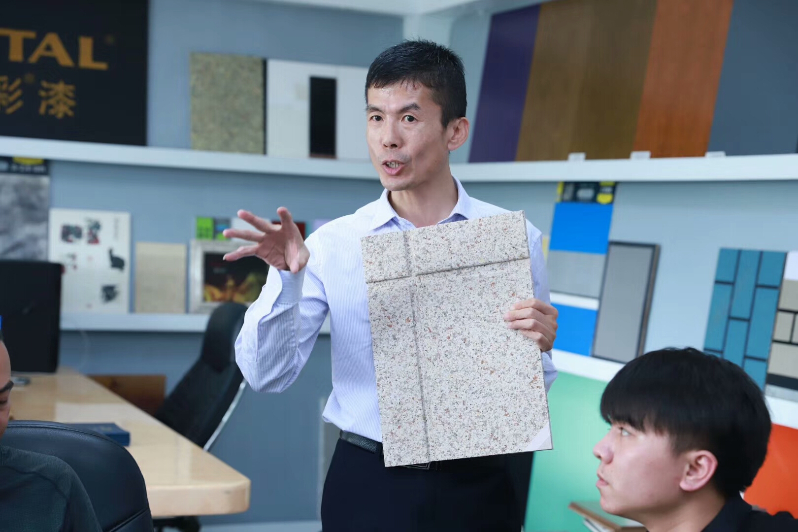 歡迎廣東涂協(xié)、經(jīng)銷商分會經(jīng)銷商代表蒞臨數(shù)碼彩指導(dǎo)